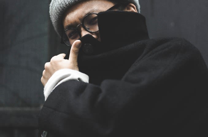personne qui a un complexe à propos de ses lunettes