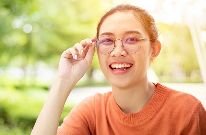 戴眼鏡的微笑婦女