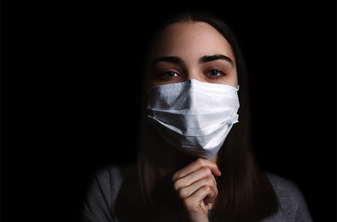 Mujer con cubrebocas quirúrgico