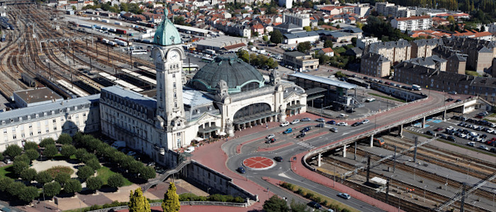 une gare au dessus des voies